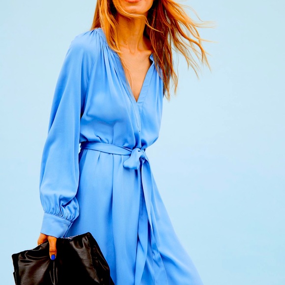 V-neck Tie-belt Dress - Picture 7 of 7